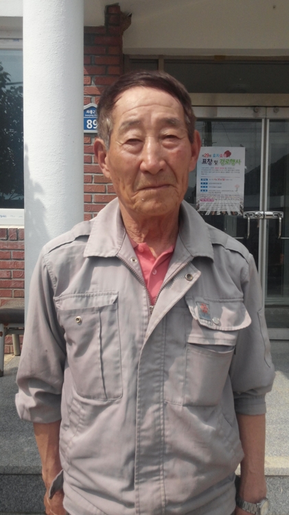 100살 넘은 어머니 모시면서 마을노인도 관광 봉양