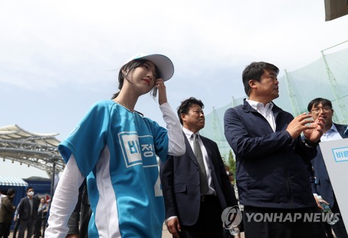 언론 인터뷰 앞두고 긴장한 유담
