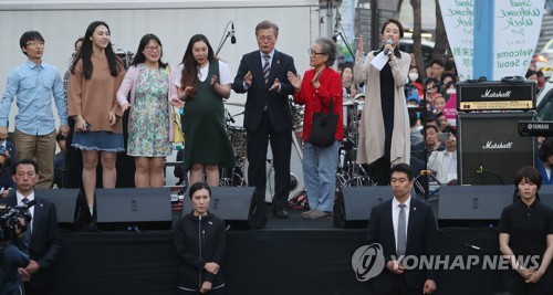 생일 축하 노래부르는 문재인 후보