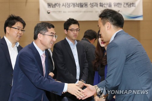 악수하는 이준원 차관