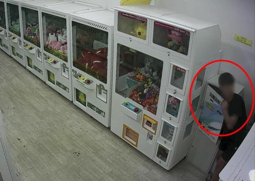 인형뽑기방 35곳서 동전교환기 털어 3천만원 챙긴 10대들