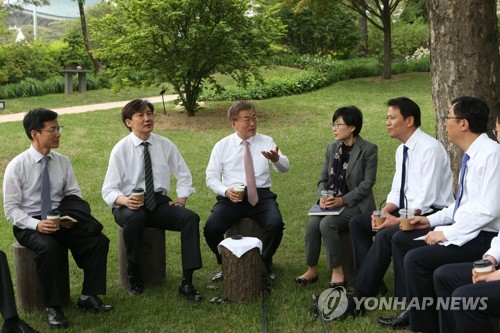 문재인 대통령, 공원에서 대화