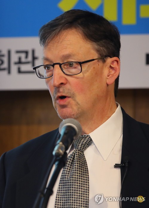 한반도 평화 주도적 역할 과제 말하는 코스텔로 회장