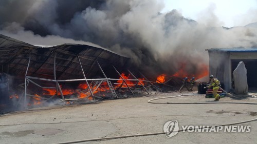 횡성 건축자재 창고서 불…주저앉은 창고