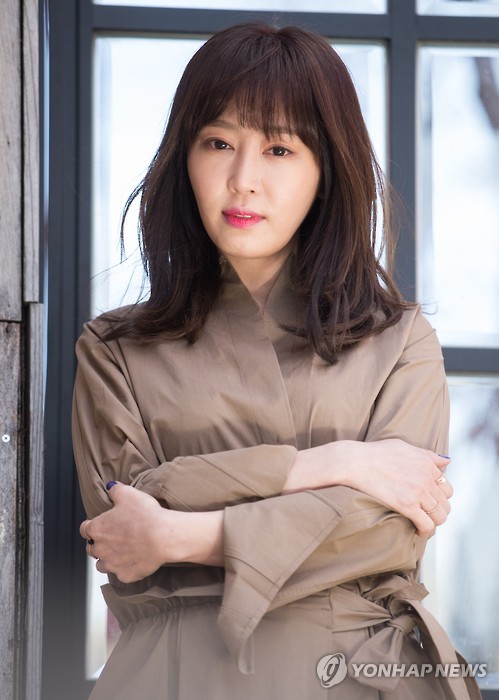 배우 강예원, 그림 기획초대전 '고백'서 19점 전시