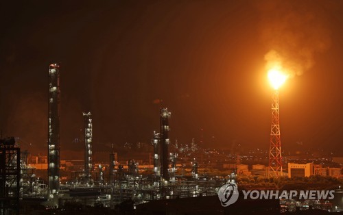 석유화학공장 불꽃에 대낮처럼 환한 공단