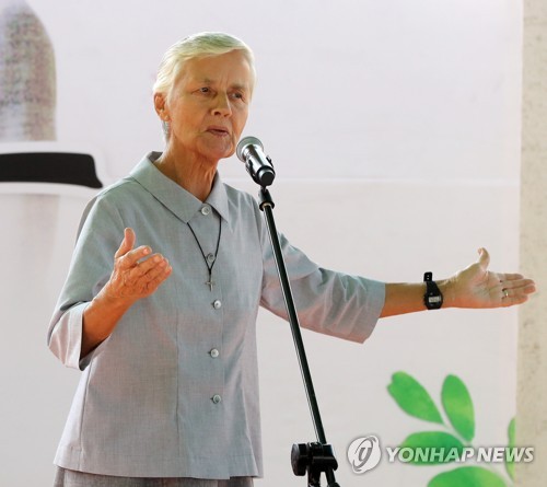 부산 안창마을 찾은 루미네 수녀