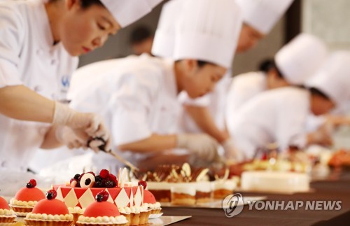 장인의 손길로 꾸며지는 케이크