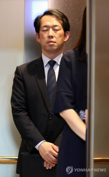 엘리베이터 탄 일본대사관 정무공사