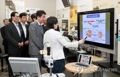 세포시스템 연구시설 방문한 아베