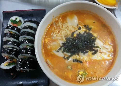 1천원대 김밥 사라져…떡볶이·라면 분식집 물가 뛰었다