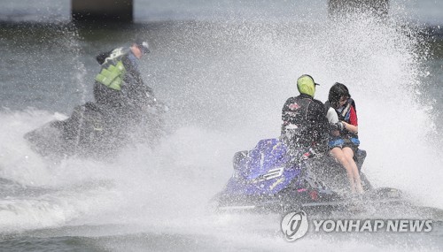 바다로 가자…전국 해수욕장에 성급한 피서객들 풍덩