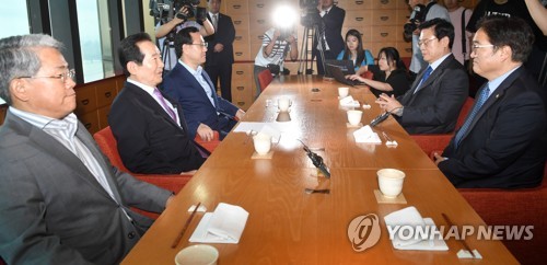 한 테이블에 모인 의장과 원내대표들