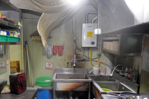 아주레미콘 구내식당서 LPG 폭발로 2명 부상