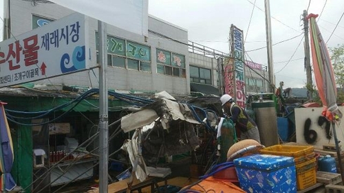 도로막고 수십년째 영업…진해 용원어시장 노점 철거