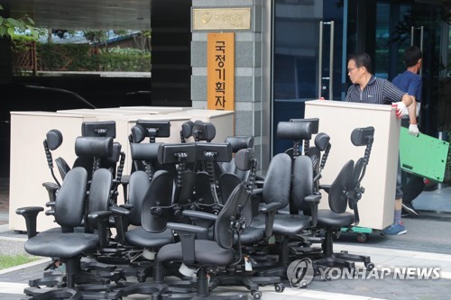 국정기획위원회 옮겨지는 사무가구들