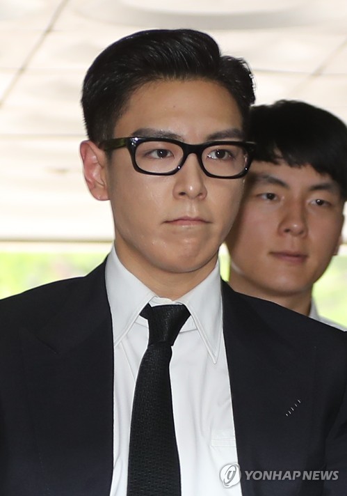 탑, 굳게 다문 입술