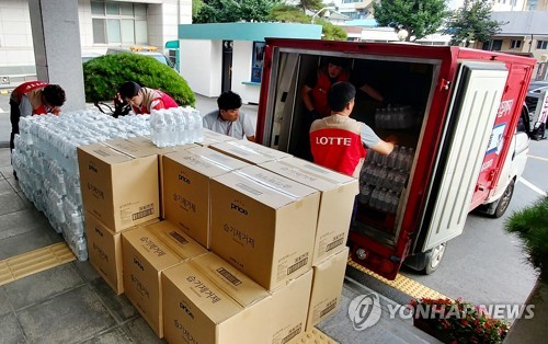롯데마트 상당점, 홍수 피해 이재민에 구호물품 전달
