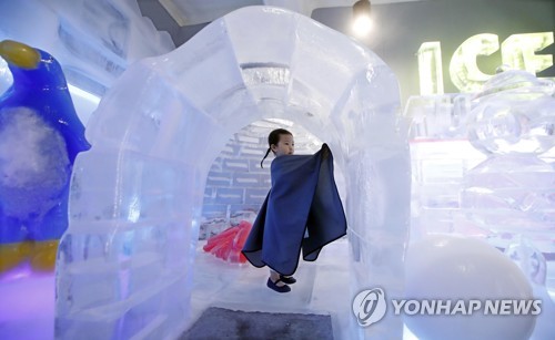 폭염 피해 시원한 이글루 속으로