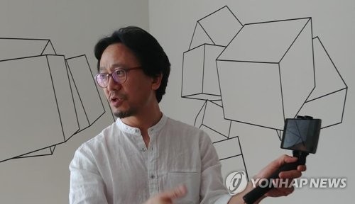 작품 설명하는 이배경 작가