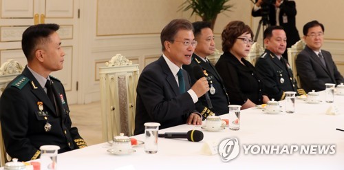 문 대통령, '첫 군 장성 진급 간담회'