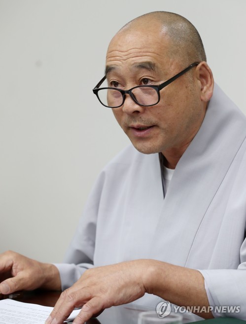 브리핑하는 호법부장 세영스님