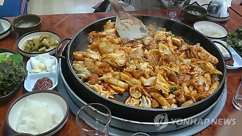 육계는 아무 상관없어요…춘천 닭갈비 철판 식을까 걱정