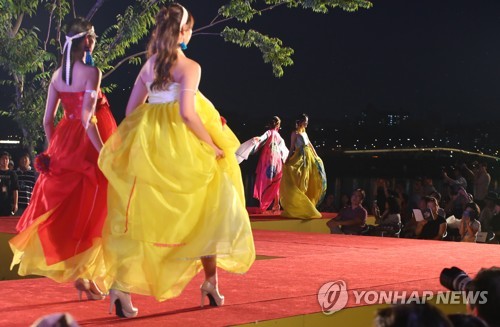 한강변 화려하게 수놓은 한복