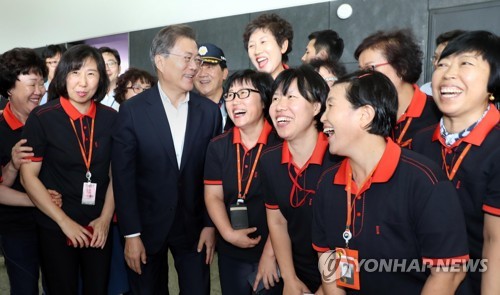 구내식당 깜짝방문 문 대통령, 환경미화 직원들과 인사