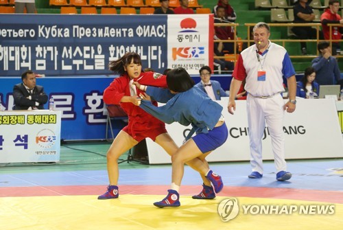 여자 삼보 선수들의 치열한 경기