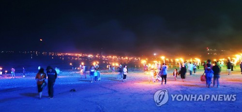 신비의 바닷길 횃불들고 건너요