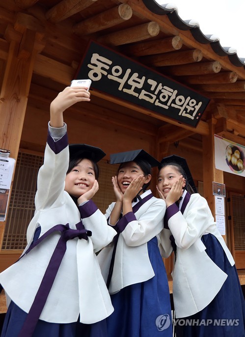 한방촌의 꼬마 의녀들