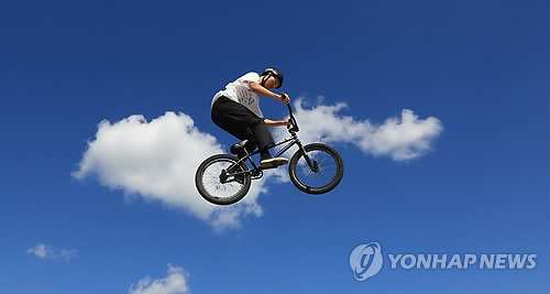 구름과 하늘과 친구가 된 자전거