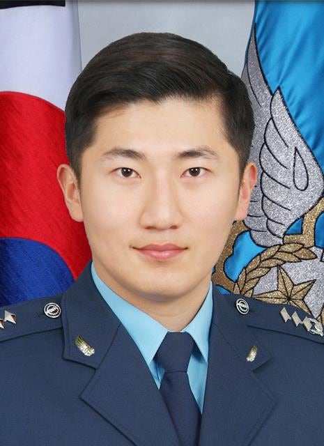 지하철 외국인 몰카범 몸싸움 끝에 붙잡은 무술유단 공군장교 | 인스티즈