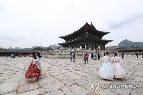 추석 연휴 한복 입고 경복궁 나들이