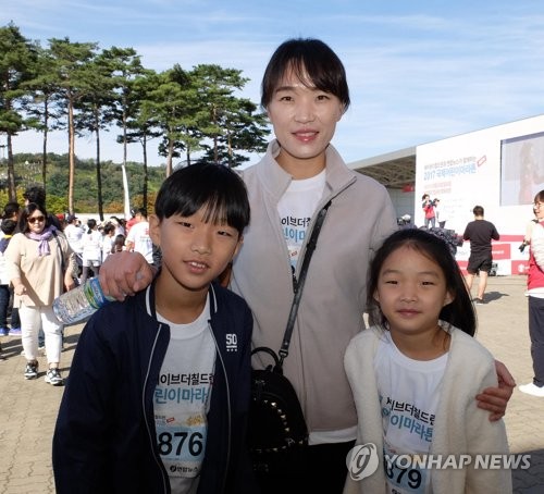 국제어린이마라톤에 7년째 참가한 조희윤-아현 남매와 어머니