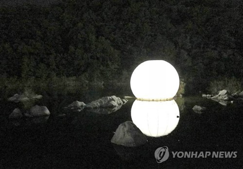 횡성한우축제장에 불 밝힌 보름달 풍선 조명
