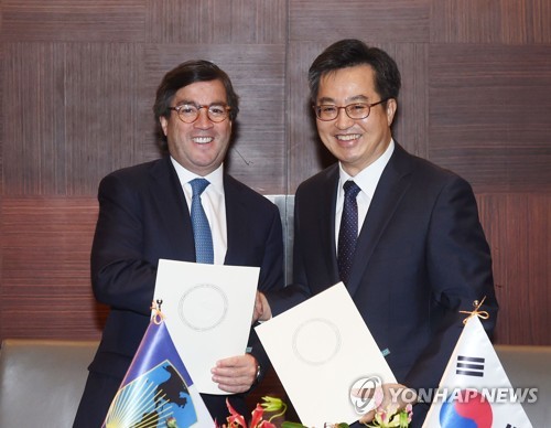 IDB총재와 MOU 체결하는 김동연 부총리