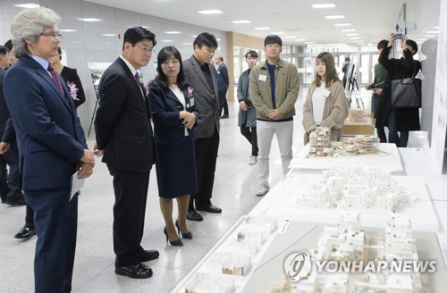 대학생 건축작품 감상하는 세종시장