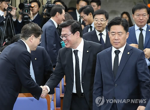 의총에 검은 양복 입고 입장하는 한국당