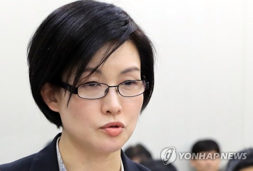 증인 선서하는 조주연 한국맥도날드 대표