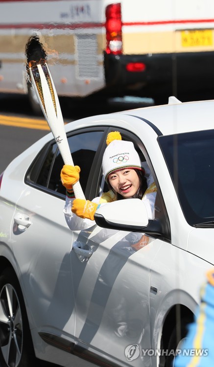 전기차 타고 성화 봉송하는 김소혜