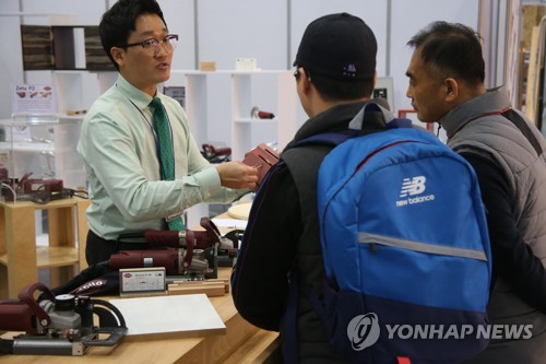 공구 설명 듣는 관람객