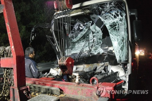 고속버스가 화물차 꽝