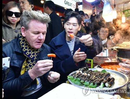 광장시장서 분식 즐기는 카스 모델 고든 램지