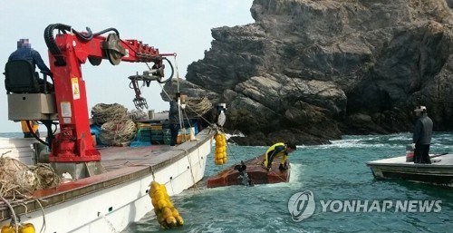 흑산도 해상 전복된 어선