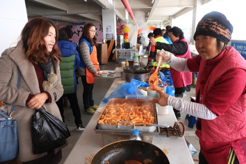 [카메라뉴스]사랑을 나눠요…무주군 사랑나눔 먹거리 장터