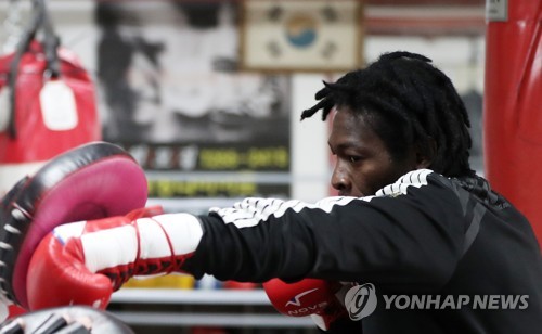 난민 복서 이흑산, 긴 팔이 무기