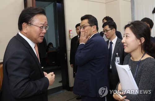 직원들과 대화하는 김부겸 장관