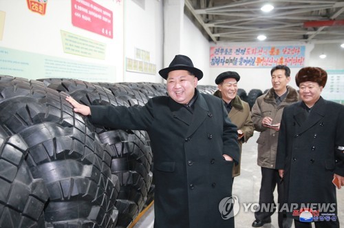 北김정은 뚫지못할 난관없어…미사일발사차량 타이어공장 시찰